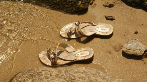 Zwyczajne sandały na zwyczajnym piasku ;)