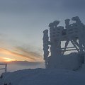 Wschód słońca nad Śnieżnymi Kotłami_widok od Szrenicy #Karkonosze #góry #zima #śnieg #Szrenica #ŚnieżneKotły #WschódSłońca