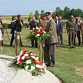 Cmentarz Langennerie - kwiaty składa gen Różański - dowódca 11 Lubuskiej Dywizji Pancernej