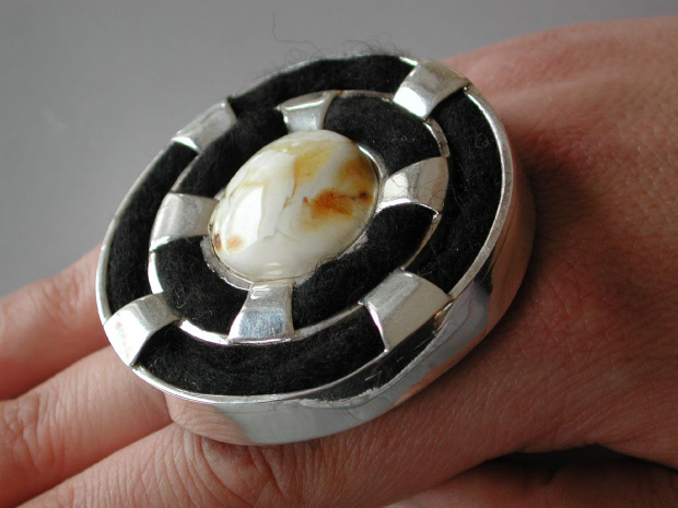 pierścionek Wehikuł czasu #filc #bursztyn #srebro #design #BiżuteriaAutorska #pierścionek #jewelry #HandMade