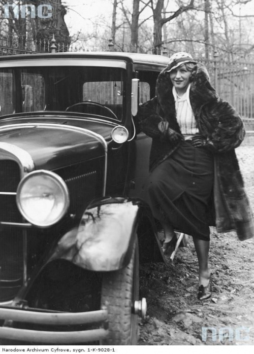 Aktorka Kazimiera Skalska stoi przy swoim samochodzie_04.1933 r.