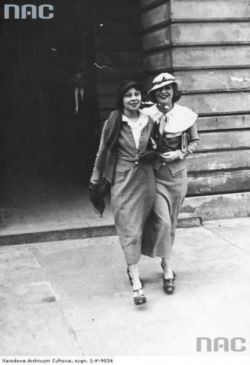 Aktorki Kazimiera Skalska ( z prawej ) i Aleksandra Leszczyńska przed gmachem sądu. Warszawa_1934 r.