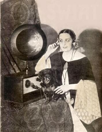 Aktorka scen warszawskich Maria Gorczyńska i nowoczesny odbiornik firmy PTR - model 5LB ( plus zasłuchany jamnik )_1926 r.___(zdjęcie ze zbiorów Maurycego Bryx'a)