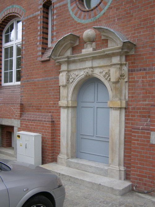 Portal w budynku sądu na Poznańskiej