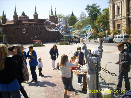 W oczekiwaniu na Bańki Miłości w Krakowie - zabawa na placu Matejki (Child's play during expectations for Bubbles of Love in Cracow) - 1