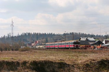 17.04.2010 | Szaflary | EN57 z osobowym 5028 rel. Zakopane - Kraków Gł. minął stację i zmierza do Nowego Targu #PKP #PLK #Express #EU06 #EU07 #EP07 #EP08 #ET21 #ET22 #ET41 #ET40 #EP09 #Taurus #Husarz #Dragon #Eurosprinter #WM15A #WM10EN57 #EN71