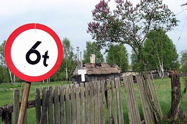 Puszcza kampinoska,dlatego go nie wywieźli:) #PuszczaKampinoska #Kirsztajnów #płot #ZnakDrogowy