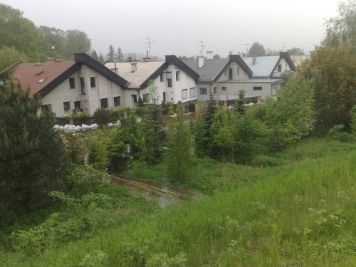 śliczne domy koło wałów,niedaleko za stopniem wodnym,jadąc w strone Krakowa
