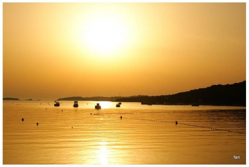 Chorwacja czerwiec 2010 ,zatoczka przy Campingu Vestar k/Rovinj.Cisza,spokój,cudowne zakończenie upalnego dnia.Łódeczki kołyszace sie na wodzie,złote promienie słońca długie wieczory nad brzegiem morza.Wspomnienia pozostaną