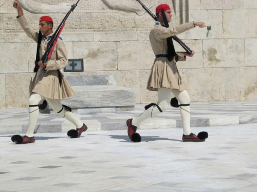 Zmiana warty przed Parlamentem w Atenach