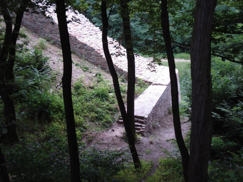 Bobrza (świętokrzyskie), ruiny dawnej huty żelaza, mur oporowy