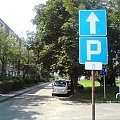 SM "Przodownik" ciekawie oznaczyła miejsca do parkowania, parkujemy po środku jezdni??? ;-P #przodownik #TomaszówMazowiecki