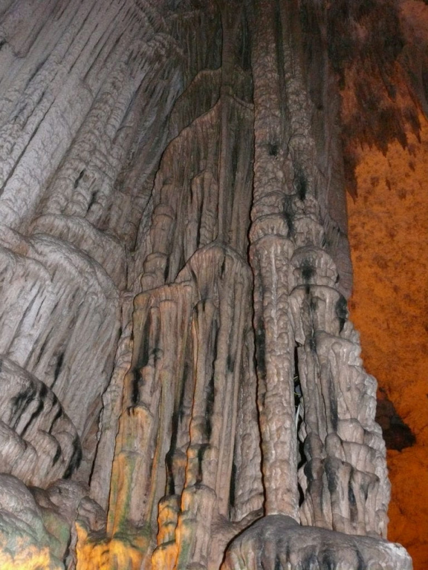 Zjawiskowe stalaktyty i stalagmity w grocie Neptuna #Sardynia