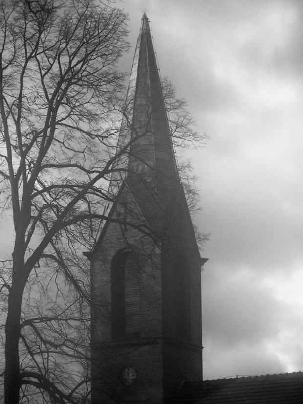 Wieża kościoła. #kościół #wieża #zegar #mroczne #drzewo #chmury #CzarnoBiałe #miejsce #niebo #dach