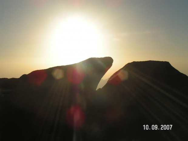 Wschód Słońca i jego promienie na tle skał Góry Mojżesza
