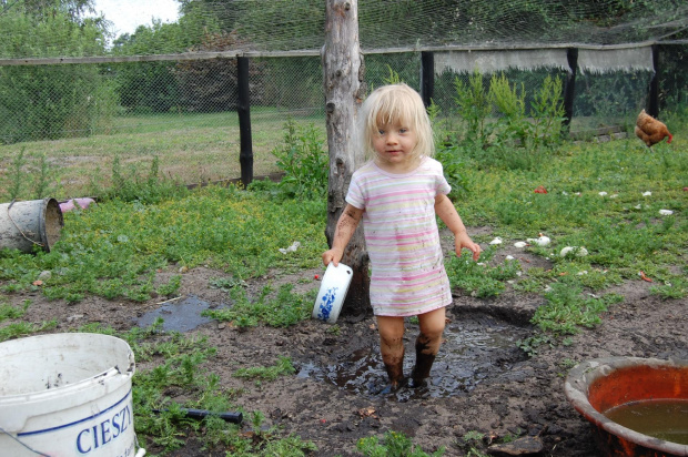 A to ulubione zajęcie Asi. Korzyść dla rodziców: nie kupujemy zabawek.