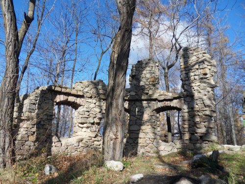 Ruiny obok wieży strażniczej w parku w Bukowcu k. Jeleniej Góry #Bukowiec #JeleniaGóra