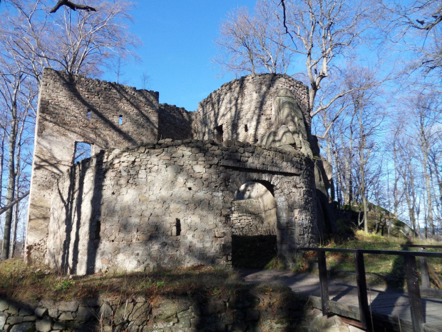 Ruiny zamku Bolczów w Rudawach Janowickich. Pierwsze wzmianki o nim pochodzą z 1375 r. Zbudowany z okolicznych skał granitowych. #JanowiceWielkie #Bolczów #zamek #ruiny