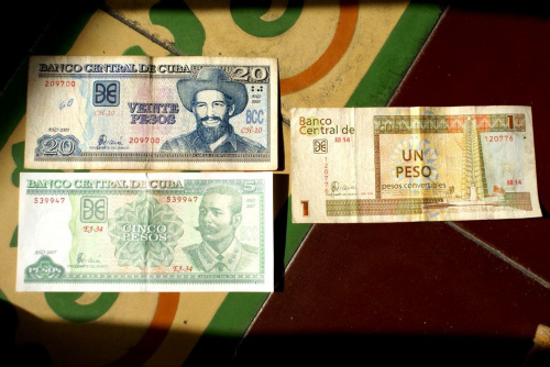 waluty kubańskie - 25 peso kubańskich = 1 peso convertible (wartość około 1 euro).
