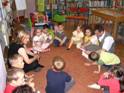 Kraków - Mistrzejowice - czytanie bajeczek (reading for children) 15.06.2010