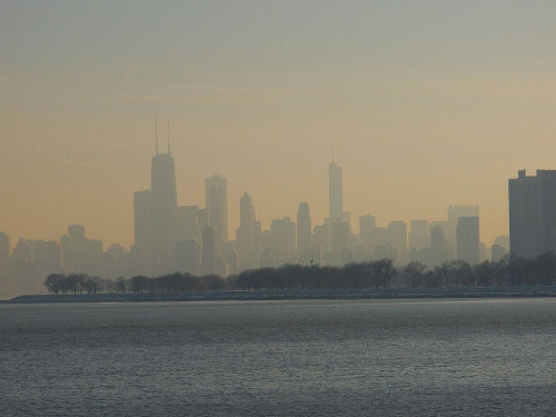 drapacze chmur z daleka-nad jeziorem Mitchigen #Chicago
