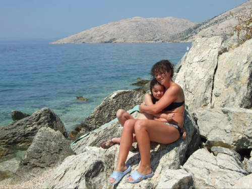 Mama i córka na plaży w Stara Baska #StaraBaska #chorwacja #plaża