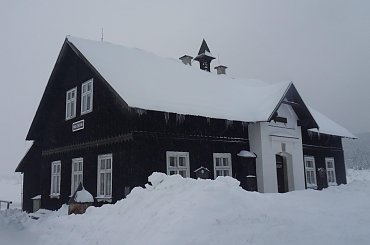 Klimatyczne miejsce w Górach Izerskich osada Jizerka, tutaj czas zatrzymał się w miejscu, wybudowana w 1889 r. szkoła, obecnie muzeum Gór Izerskich.. #osada #Jizerka #zima #Czechy #GóryIzerskie