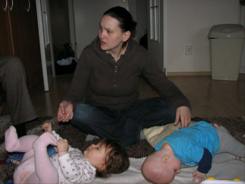 mama Ania, Antoś robi mostek ;) i Antosia