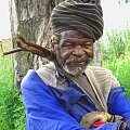 Sangoma- taki czlowiek z afryki troche jako czarodziej...znachor...osoba z doswiadczeniem w uleczaniu chorych.
