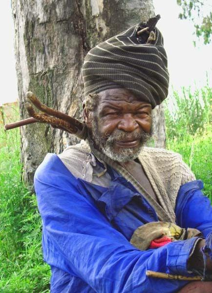Sangoma- taki czlowiek z afryki troche jako czarodziej...znachor...osoba z doswiadczeniem w uleczaniu chorych.