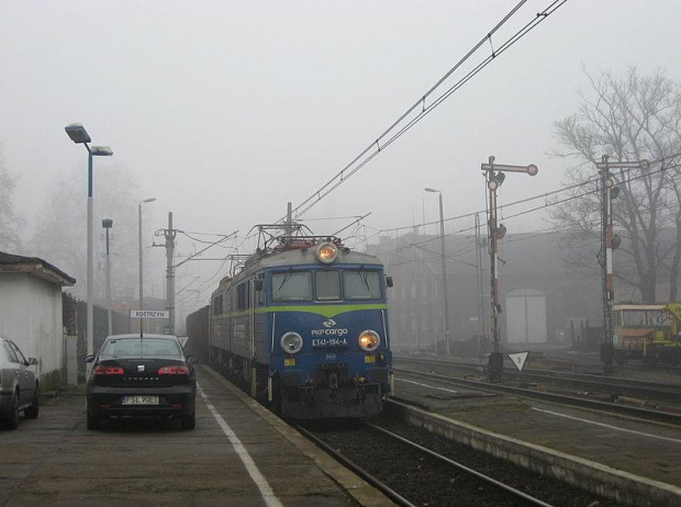 07.02.2009 ET41-194 w nowych barwach spółki PKP CARGO prowadzi pociąg towarowy rel. Śląsk - Dolna Odra, który w tej chwili wjeżdża na stację w perony.