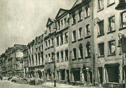 Poznań_Pierzeja wschodnia Starego Rynku 1945 r.