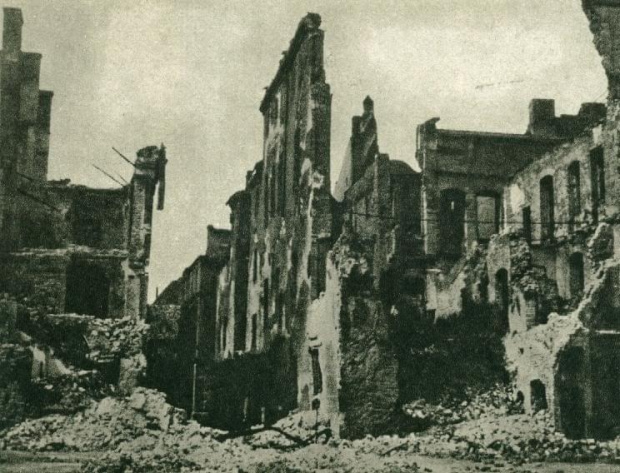 Poznań_Pałac Górków od strony pałacu Kolegiackiego 1945 r.