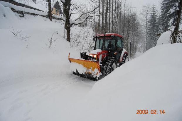Nawet cieżki sprzet do odsnieżania sobie nie radzi z takimi opadami #traktor #pług #śnieg #zima