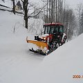Nawet cieżki sprzet do odsnieżania sobie nie radzi z takimi opadami #traktor #pług #śnieg #zima