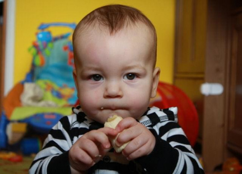 Mateuszek zajada się banankiem:) #dziecko #banan