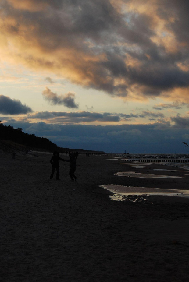 Plaża #plaża #las #morze #chmury #pale #ludzie