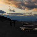 Plaża #plaża #las #morze #chmury #pale #ludzie