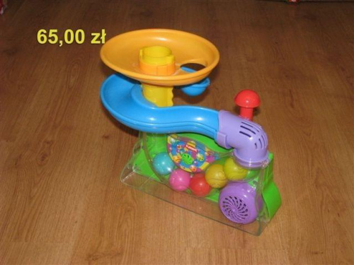 Playskool Airtivity fontanna z piłek to świetna zabawka dla dzieci, które są na etapie zrzucania różnych przedmiotów: dzięki technologii Airtivity (napędzane ruchem powietrza) piłeczki cały czas wyskakują z fontanny, uruchamiając muzykę.
Można wrzucać...