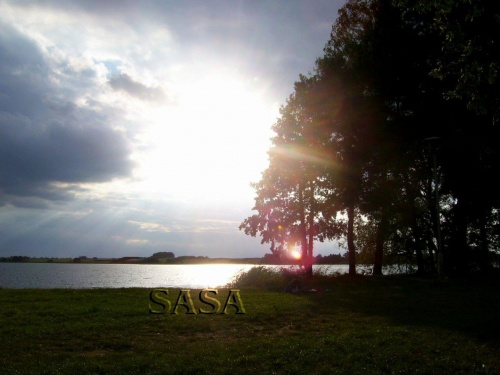Słonecznie ^^ #Trawa #drzewo #jezioro #woda #niebo #chmury #słońce #rażące