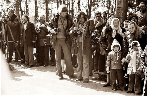 Oczekiwanie...........
zdj. archiwalne.
Koniec lat 70-tych.
Porównajcie sprzęt dawnych fotoreporterów i obecnych. #ludzie #ulica #fotorepoterzy