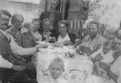 Zdjęcie rodzinne z 1940 r
Marianna Pachnik (5 z lewej) z Jagodzińskich z mężem Stanisławem i synami Stanisławem i Czesławem
Franciszka Lisiecka (2 z lewej) z Jagodzińskich z córkami Jadwigą, Barbarą, Teresą
Helena Jagodzińska (z męza Urban - ślub 1942)...