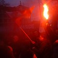 Demonstracja przed ambasadą - flary i dym