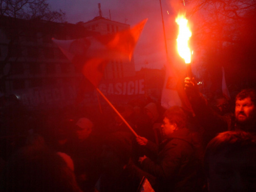 Demonstracja przed ambasadą - flary i dym