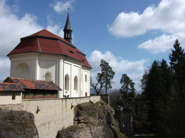 Widok na zamek Valdstejn w Czeskim Raju.. #Czechy #SkalneMiasto #hruboskalsko #ZamekValdstejn