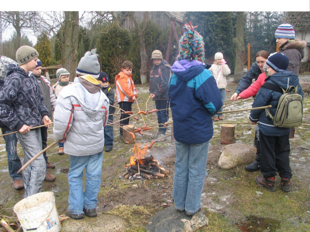 Ognisko z gorącymi kiełbaskami i pieczone jabłka z miodem i cynamonem