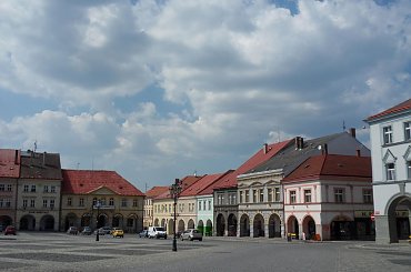 Urocze kamieniczki na rynku w Jicinie #Czechy #CzeskiRaj #Jicin