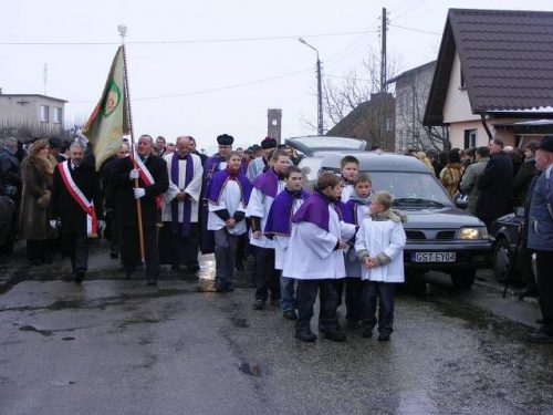 Sołtys Stanisław Delewski zmarł 20.2.2009 r. w wieku 61 lat, na sołtysa wsi Dąbrówka zostal wybrany w 2002 roku.