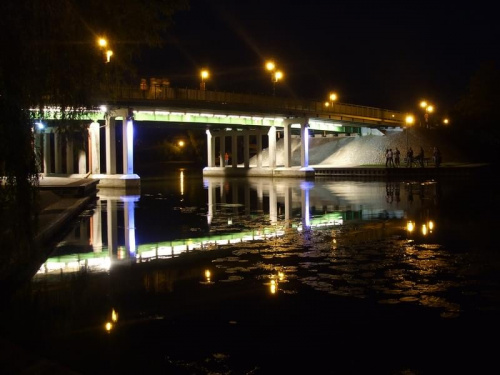Most w Augustowie nocą z nieco bliższa ...