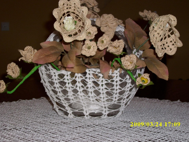 Koszyczek obrobiony kordonkiem z bukietem kwiatów